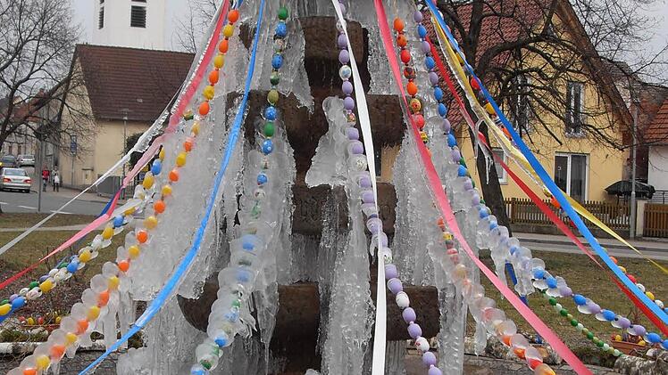 Vereister Osterbrunnen Oberhaid, Foto: Ursula Stark