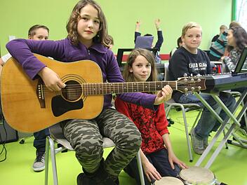 Gemeinsam macht es viel mehr Spaß (von links): Celine (10), Vanessa (11) und Jack (10) spielen seit wenigen Wochen mit anderen Fünftklässlern der Gottfried-Neukam-Schule Kronach in einer großen Band. Foto: Vanessa Schneider