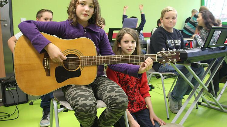 Gemeinsam macht es viel mehr Spaß (von links): Celine (10), Vanessa (11) und Jack (10) spielen seit wenigen Wochen mit anderen Fünftklässlern der Gottfried-Neukam-Schule Kronach in einer großen Band. Foto: Vanessa Schneider