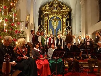 Eine besinnliche Atomsphäre im Glanz von Weihnachtsbäumen herrschte bei der Rhöner Weihnacht in der Klosterkirche am Kreuzberg.  Foto: Marion Eckert