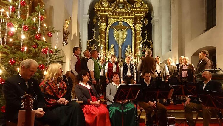 Eine besinnliche Atomsphäre im Glanz von Weihnachtsbäumen herrschte bei der Rhöner Weihnacht in der Klosterkirche am Kreuzberg.  Foto: Marion Eckert