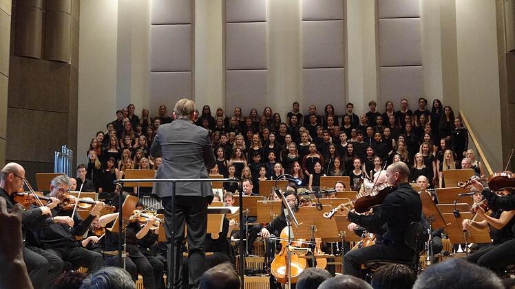 Ingmar Beck dirigierte die Nürnberger Symphoniker und die jungen Sänger aus bayerischen Mittel- und Realschulen.  Foto: Johanna Eckert