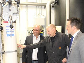 Im neuen Wasserhaus erläuterte Planer Alexander Dürrschmidt (M.) Bürgermeister Florian Kraft (r.) und dessen Vorgänger Otto Siebenhaar die Technik.  Foto: fra-press