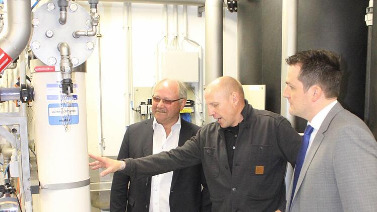 Im neuen Wasserhaus erläuterte Planer Alexander Dürrschmidt (M.) Bürgermeister Florian Kraft (r.) und dessen Vorgänger Otto Siebenhaar die Technik.  Foto: fra-press