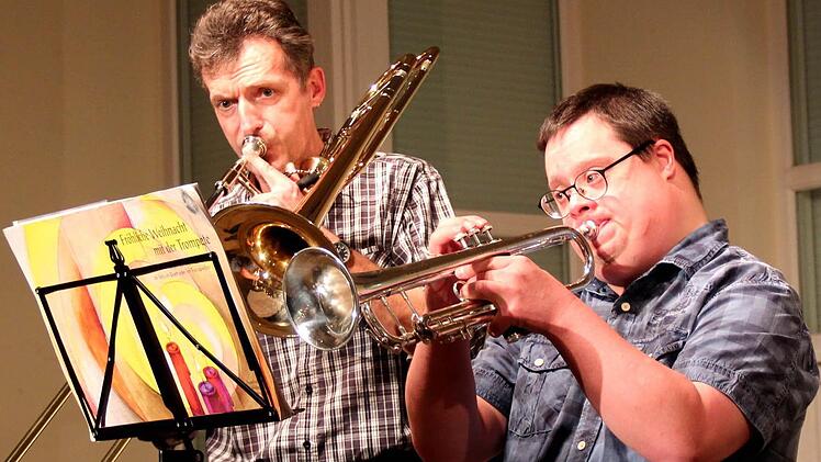 Tobias Schüpferling (r.) spielt seit 16 Jahren Trompete. Foto: Johanna Blum
