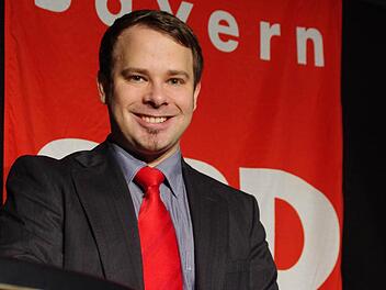 Sven Schuster organisierte auch die Veranstaltung mit, bei der die SPD ihren Landratskandidaten nominierte. Später machte er daher dieses Pult auf der Bühne für Norbert Gräbner frei. Foto: Marco Meißner