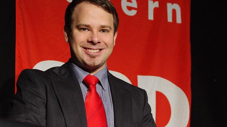 Sven Schuster organisierte auch die Veranstaltung mit, bei der die SPD ihren Landratskandidaten nominierte. Später machte er daher dieses Pult auf der Bühne für Norbert Gräbner frei. Foto: Marco Meißner