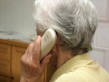 Betrüger gaben sich am Telefon als Polizisten aus und brachten Renter dazu hohe Summen Geld abzuheben. Symbolbild: Hänseler