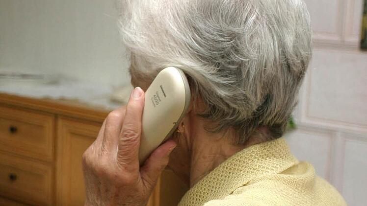 Betrüger gaben sich am Telefon als Polizisten aus und brachten Renter dazu hohe Summen Geld abzuheben. Symbolbild: Hänseler