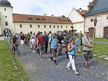 Der Einzug der tschechisch-deutschen Pilgergruppe in das Kloster Tepl war sehr beeindruckend. Foto: Klaus-Peter Wulf