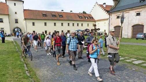 Der Einzug der tschechisch-deutschen Pilgergruppe in das Kloster Tepl war sehr beeindruckend. Foto: Klaus-Peter Wulf