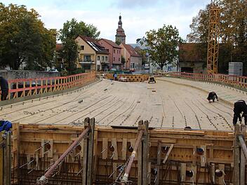 Die neue Aischbrücke in Höchstadt wird heuer nicht mehr eröffnet. Foto: Andreas Dorsch