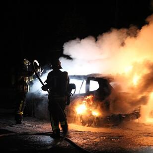 Auto geht auf A73  in Flammen auf