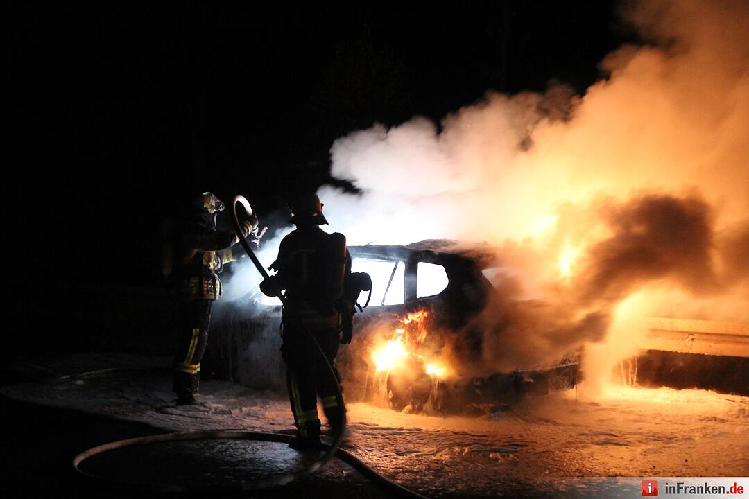 Auto geht auf A73  in Flammen auf