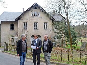 Freuen sich über den Zuschuss zur Sanierung der Rentei: Bürgermeister Rainer Detsch (Mitte) sowie Günther Scheler (lnks) und Gerwin Eidloth vom Förderverein Bergbaugeschichte. Foto: Karl-Heinz Hofmann