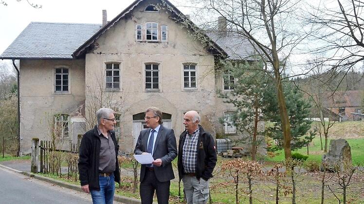 Freuen sich über den Zuschuss zur Sanierung der Rentei: Bürgermeister Rainer Detsch (Mitte) sowie Günther Scheler (lnks) und Gerwin Eidloth vom Förderverein Bergbaugeschichte. Foto: Karl-Heinz Hofmann