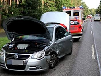 Eines der beiden beteiligten Fahrzeuge mit Frontschaden  Foto: Feuerwehr Heßdorf