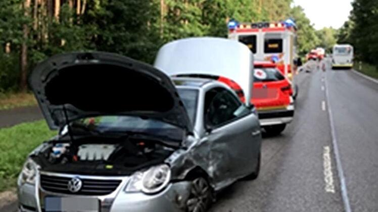 Eines der beiden beteiligten Fahrzeuge mit Frontschaden  Foto: Feuerwehr Heßdorf