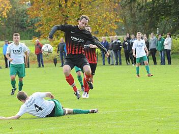 Nur in dieser Szene mit Joachim Seit und den am Boden liegenden Michael Memmel übersprang der FC Reichenbach die Fladunger Hürde.ssp