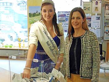 Thermenkönigin Katharina I. bei der Ziehung mit Anne Maria Schneider, Leiterin Tourismus Foto: Stadt Bad Staffelstein