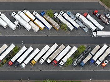Tatort Autobahnraststätte: Planenschlitzer unterwegs Tatort Autobahnraststätte: Planenschlitzer unterwegs