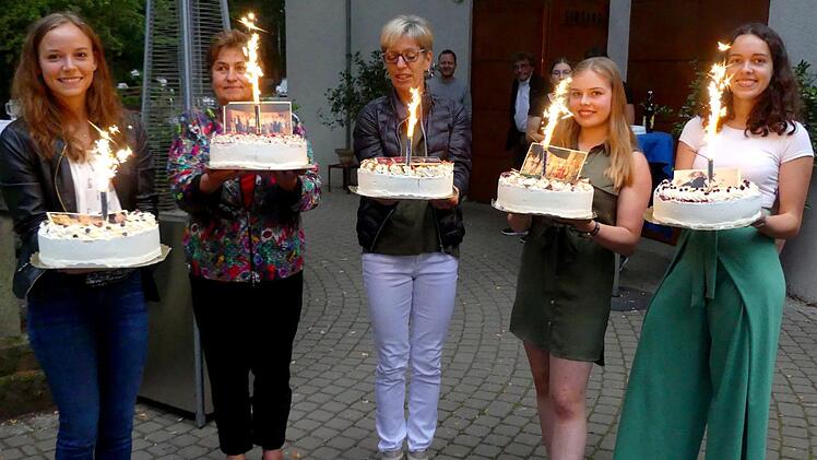 "Traumschiff-Atmosphäre" verbreiteten (von links) Sabrina Schmitt, Marion Regnet, Christine Kammerer, Franziska Bordfeldt, Sophia Weinmann). Foto: Dieter Hübner