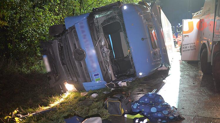 Der Lkw-Unfall auf der A3 sorgte f&uuml;r komplizierte Bergungsarbeiten in der Nacht. Foto: News5/H&ouml;fig