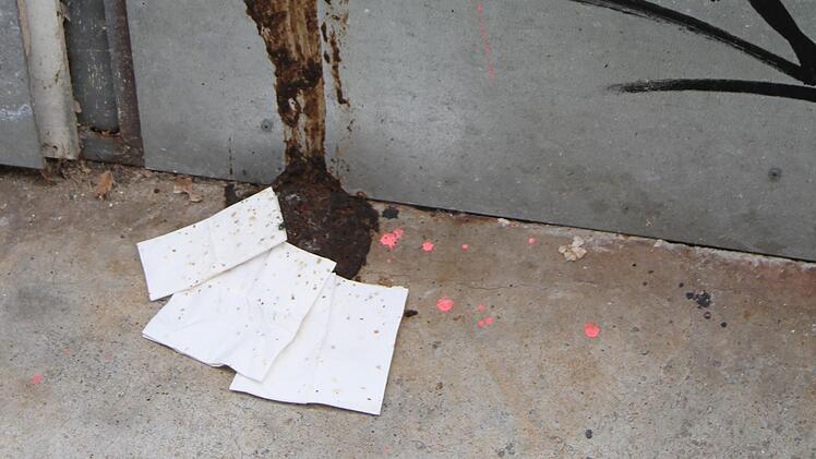 Spuren fester Hinterlassenschaften zieren die Hauswände: Die Taschentücher sind ein klares Indiz dafür, dass es sich hier nicht um Tier-Exkremente handelt. Foto: Sonny Adam