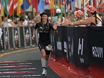 Trotz Krämpfen: Jess Ittner wird Vierte auf Hawaii