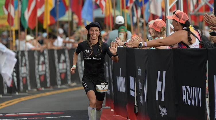 Trotz Krämpfen: Jess Ittner wird Vierte auf Hawaii