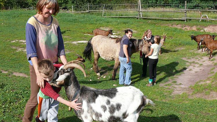 In der Familie Brix lebt ein Pflegekind, der 9-jährige Kevin. Wann immer möglich, geht Sabine Brix mit den behinderten Jungen zu ihren Pferden und Ziegen. "Das gibt inner Ruhe und  Ausgeglichen", sagt sie.