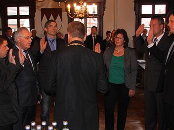 Bürgermeister Jürgen Kohmann vereidigte die sechs neuen Stadträte (von links) Manuel Schrüfer, Erwin Richter, Stefan Dinkel, Roswitha Jörig, Tobias Dusold und Holger Then. Fotos: Matthias Einwag