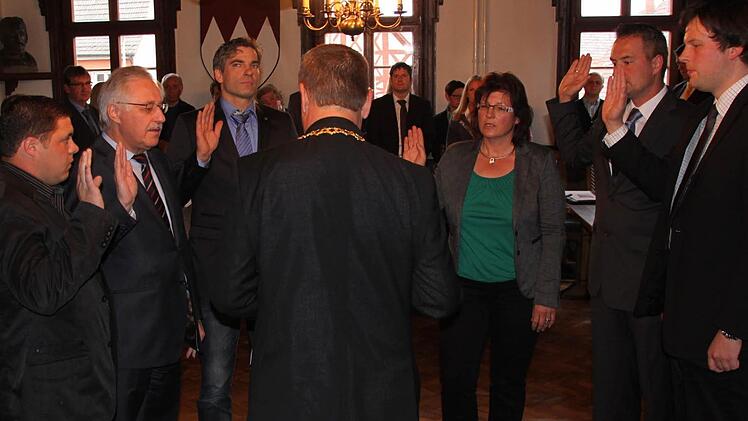 Bürgermeister Jürgen Kohmann vereidigte die sechs neuen Stadträte (von links) Manuel Schrüfer, Erwin Richter, Stefan Dinkel, Roswitha Jörig, Tobias Dusold und Holger Then. Fotos: Matthias Einwag