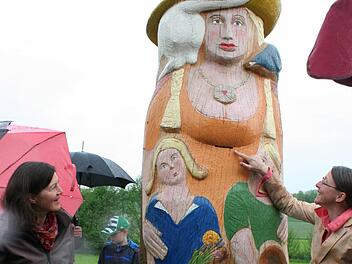 Birgit Jönsson (r.) zeigt das Einflugloch der Bienen. Foto: Evi Seeger