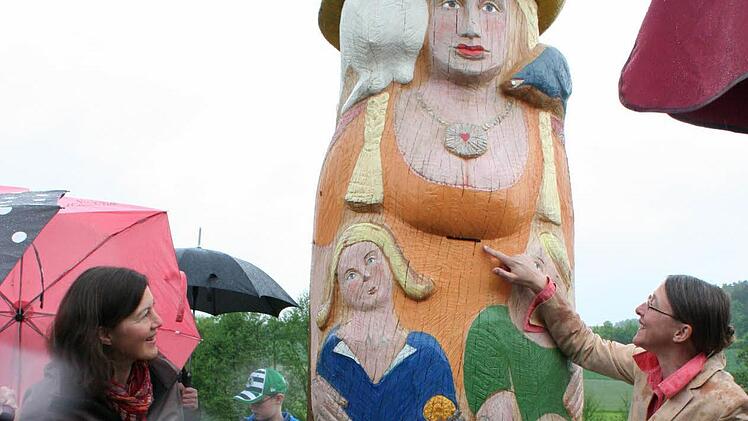 Birgit Jönsson (r.) zeigt das Einflugloch der Bienen. Foto: Evi Seeger