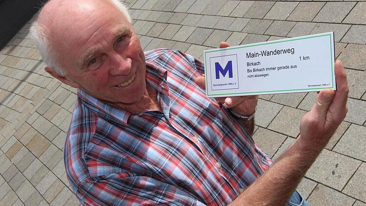 Das Hinweisschild, das Heinz Wiemann zeigt, gehört schon zu den größeren Exemplaren. (Foto: Tobias Kindermann)