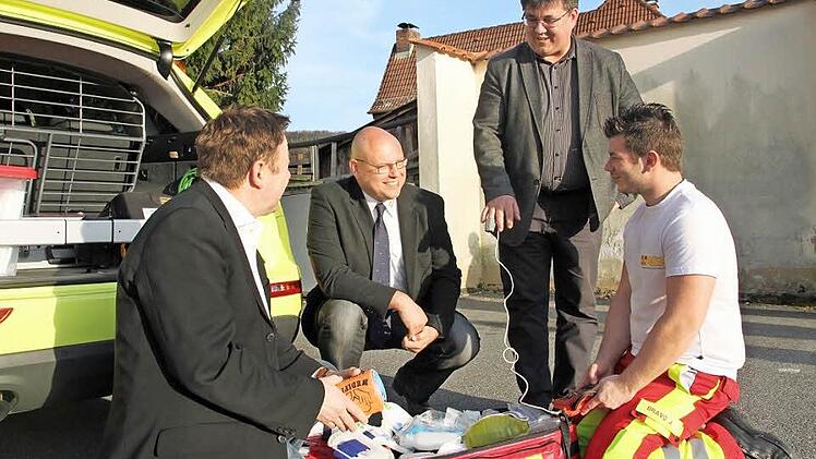Johannes Bravo, Leiter des zwölfköpfigen Helfer-vor-Ort-Teams in Weismain, misst mittels eines Pulsoxymeters bei Bürgermeister Udo Dauer die Sauerstoffsättigung im Blut und den Puls. Geschäftsführer Thomas Schwesinger (rechts) und stellvertretender Rettungsdienstleiter Danny Roth vom ASB schauen dem jungen Mann bei der Arbeit über die Schulter.  Fotos: Stephan Stöckel