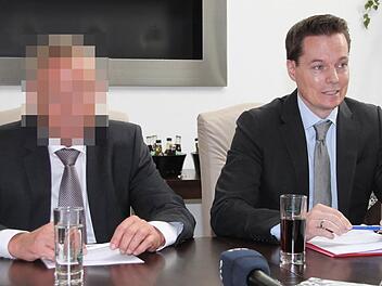 Der Mann, dessen Namen wir aus presserechtlichen Gründen nicht nennen und dessen Gesicht wir auch nicht zeigen, wehrt sich im Beisein seines Rechtsanwalts Malte Magold (rechts) gegen Verleumdungen seiner Frau. Foto: Stephan Tiroch