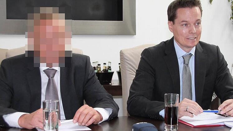 Der Mann, dessen Namen wir aus presserechtlichen Gründen nicht nennen und dessen Gesicht wir auch nicht zeigen, wehrt sich im Beisein seines Rechtsanwalts Malte Magold (rechts) gegen Verleumdungen seiner Frau. Foto: Stephan Tiroch
