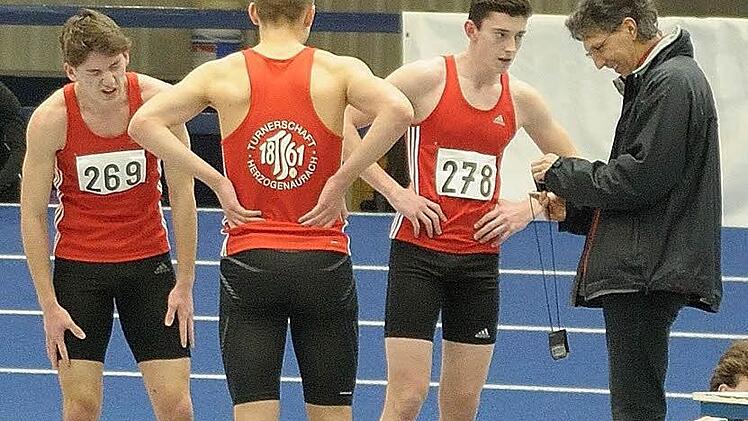 Trainer Peter Müller bittet zur Team-Besprechung