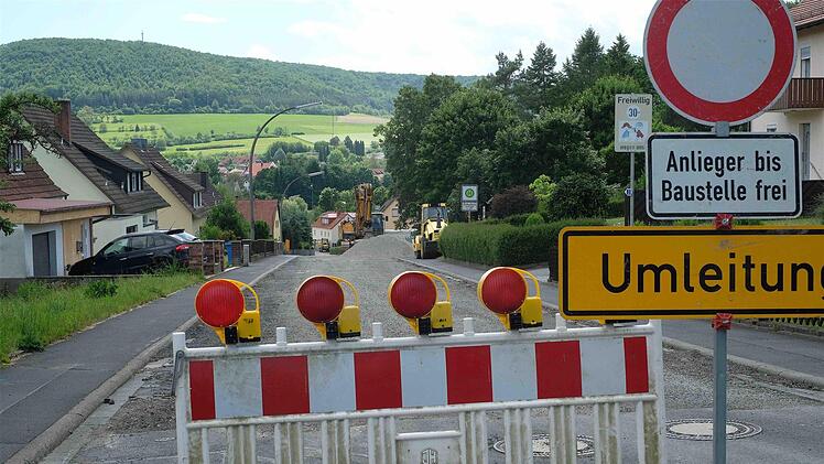 Anlieger in der Alten Kissinger Straße und Am Steinbruch müssen für den Straßenausbau Beiträge zahlen. Foto: Gerd Schaar