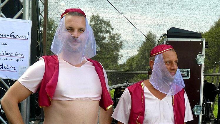 Für das beste Outfit erhielten die "Rondo Promillos" (Ingo Moos und Michael Opel (von rechts) einen Preis. Foto: Dieter Hübner