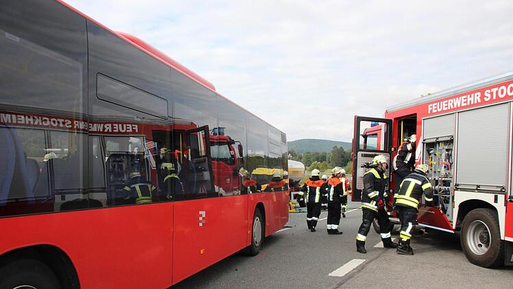 Schwerer Unfall am Freitagvormittag (14. September 2018) zwischen Mitwitz und Kaltenbrunn. Ein Milchlaster war in einen Linienbus gekracht. Foto: Andreas Schmitt