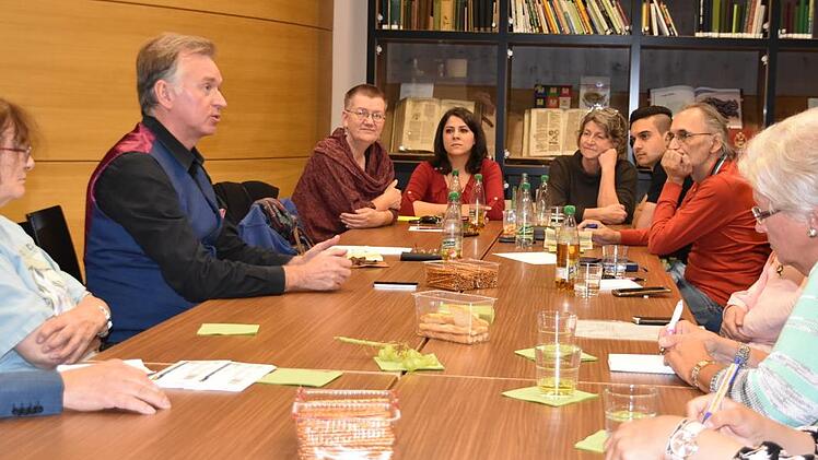 Vor seinem Auftritt gew&auml;hrte Christian Springer, der sich &uuml;ber seinen Verein "Orienthelfer e.V." f&uuml;r die Syrienhilfe vor Ort einsetzt, den begeisterten Teilnehmern der "Schreibwerkstatt Grenzenlos" ein exklusives Interview f&uuml;r deren geplante Fl&uuml;chtlingszeitung.   Fotos: Uschi Prawitz