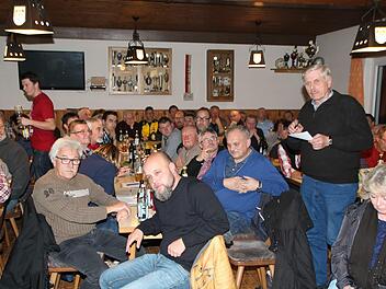 Das Sportheim in Danndorf war voll besetzt. So wie Manfred Werner (rechts) hatten viele Bürger Gesprächsbedarf.Jürgen Gärtner