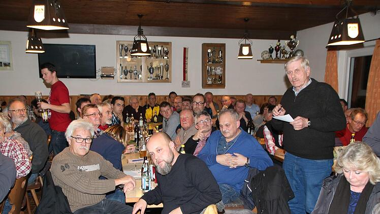 Das Sportheim in Danndorf war voll besetzt. So wie Manfred Werner (rechts) hatten viele Bürger Gesprächsbedarf.Jürgen Gärtner