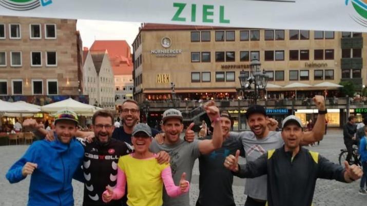 Sie sind die Schnellsten zu Fuß von Prag nach Nürnberg (von links): Johannes Henninger, Kai Wolf, Stefan Elstner, Monika Lindenberger, Markus Schott, Jonas Thiede, Julian Pfadenhauer und Uwe Neubauer.