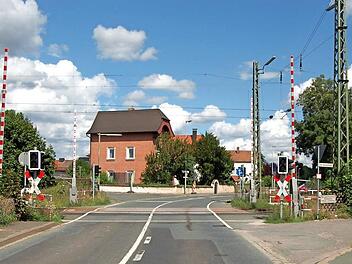 Die Beseitigung des Bahnübergangs Jurastraße wird den Gemeindehaushalt in Altendorf nicht unwesentlich belasten. Foto: Andrea Spörlein