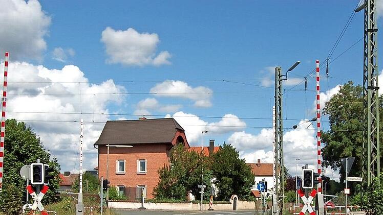 Die Beseitigung des Bahnübergangs Jurastraße wird den Gemeindehaushalt in Altendorf nicht unwesentlich belasten. Foto: Andrea Spörlein