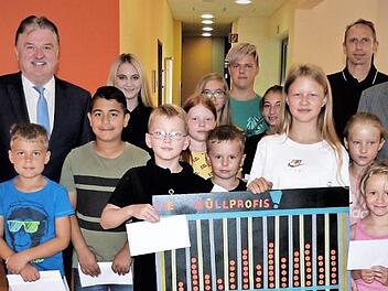 Als echte "Recycling-Kings" waren die Grund- und Mittelschüler der Verbandsschule Neuenmarkt-Wirsberg unterwegs. Unser Bild zeigt (von links) Rektor Mathias Liebig, Klassenleiterin Natalie Henricks und Landrat Klaus Peter Söllner sowie (von rechts) Verbandsvorsitzenden Siegfried Decker und Abfallberater Detlef Zenk inmitten der Kinder.  Foto: Werner Reißaus